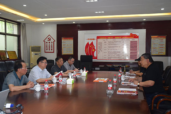 臨汾市市場(chǎng)監(jiān)督管理局局長(zhǎng)、非公企業(yè)黨委書記張東紅<br>在科海集團(tuán)調(diào)研非公黨建工作